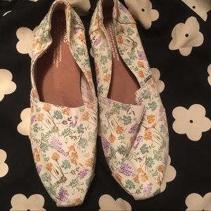 White floral toms